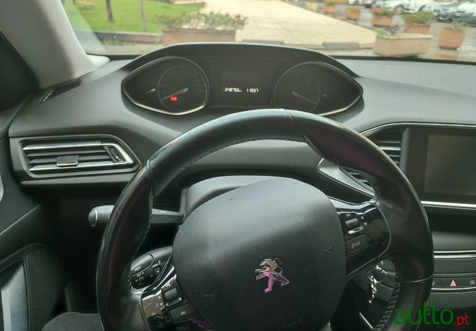 2013' Peugeot 308 photo #6
