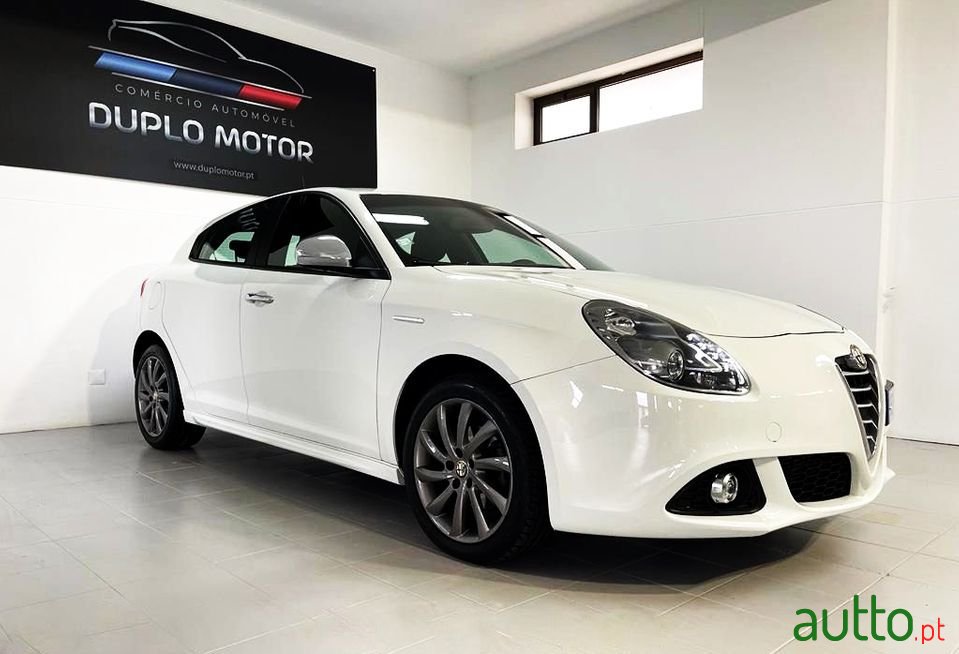 2015' Alfa Romeo Giulietta photo #3