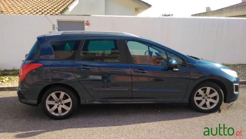 2011' Peugeot 308 Sw photo #2