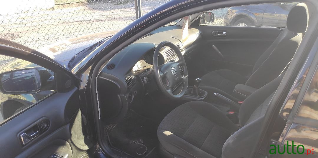 2000' Volkswagen Passat Variant photo #3