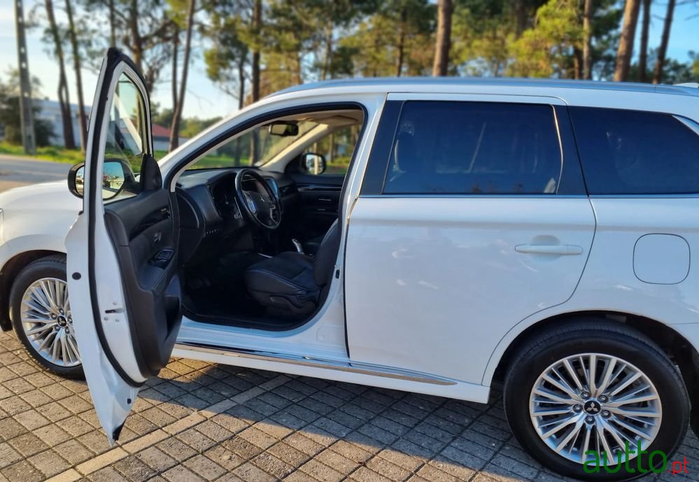 2019' Mitsubishi Outlander 2.4 Phev Ice Edition photo #6