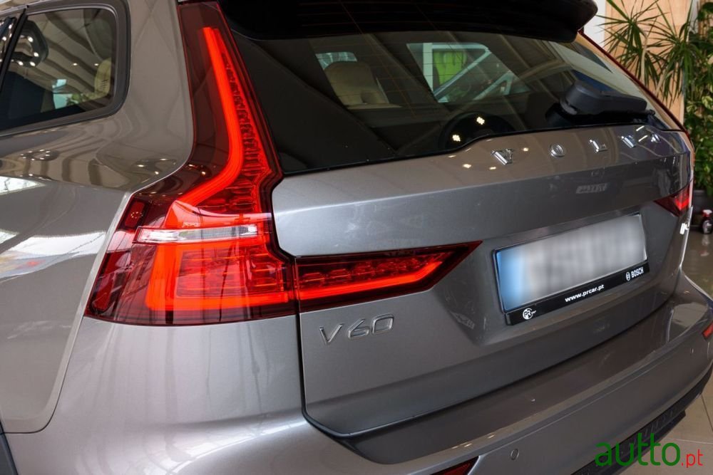 2020' Volvo V60 Cross Country photo #6