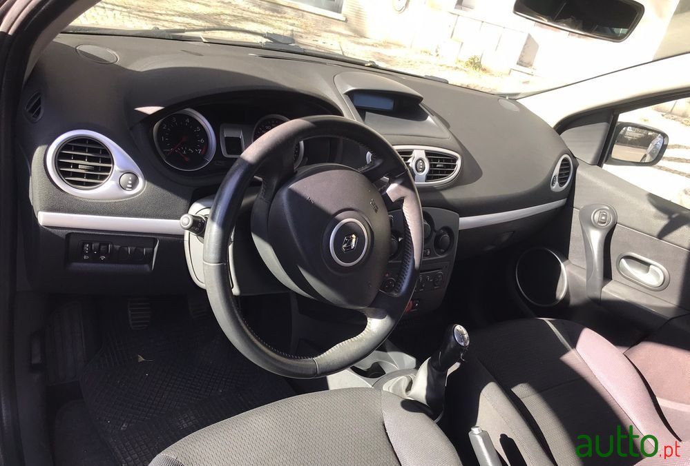 2009' Renault Clio Break photo #1