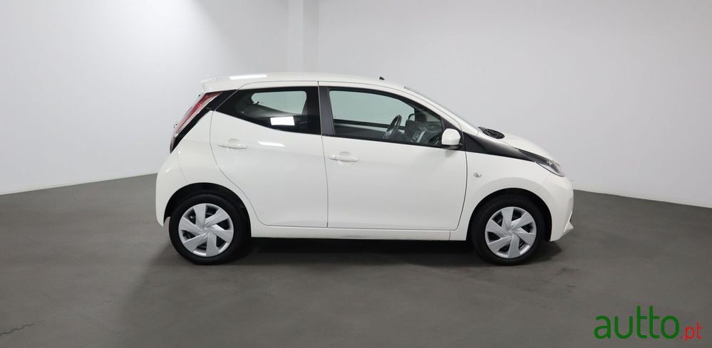 2015' Toyota Aygo 1.0 Plus photo #5