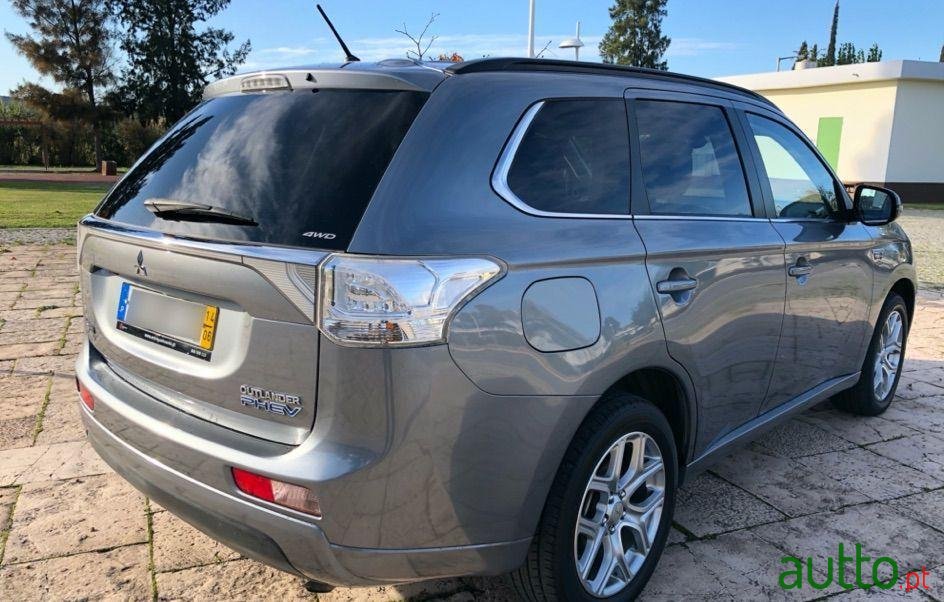 2014' Mitsubishi Outlander photo #2