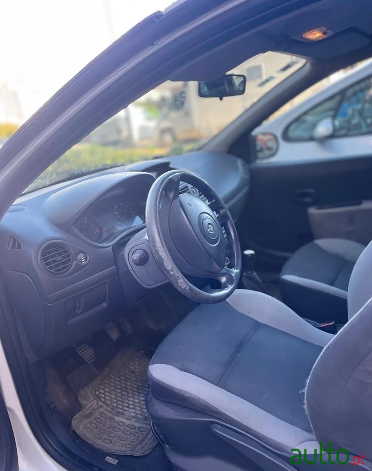 2010' Renault Clio photo #2