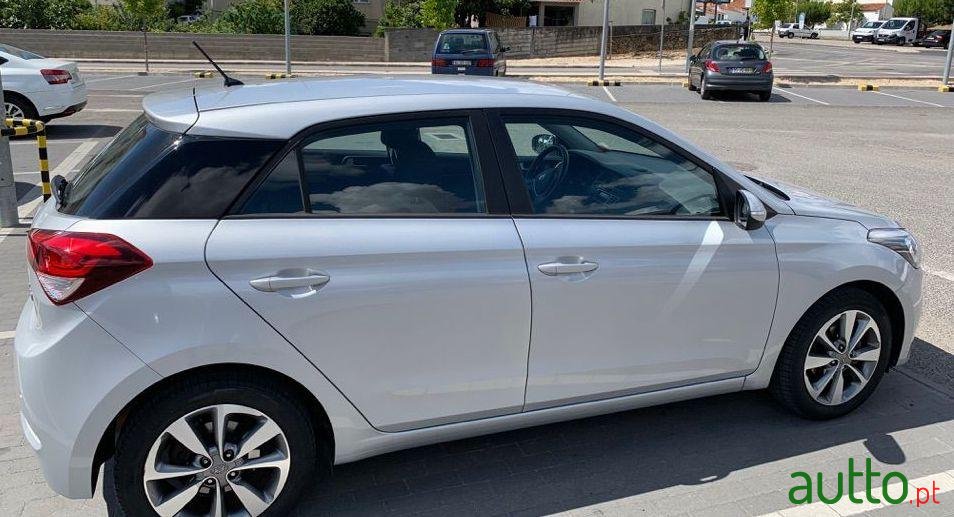 2016' Hyundai i20 1.2 Confort photo #2