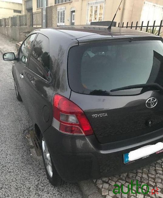 2010' Toyota Yaris Vvt-I Rock In Rio10 (70Cv 3P) photo #3