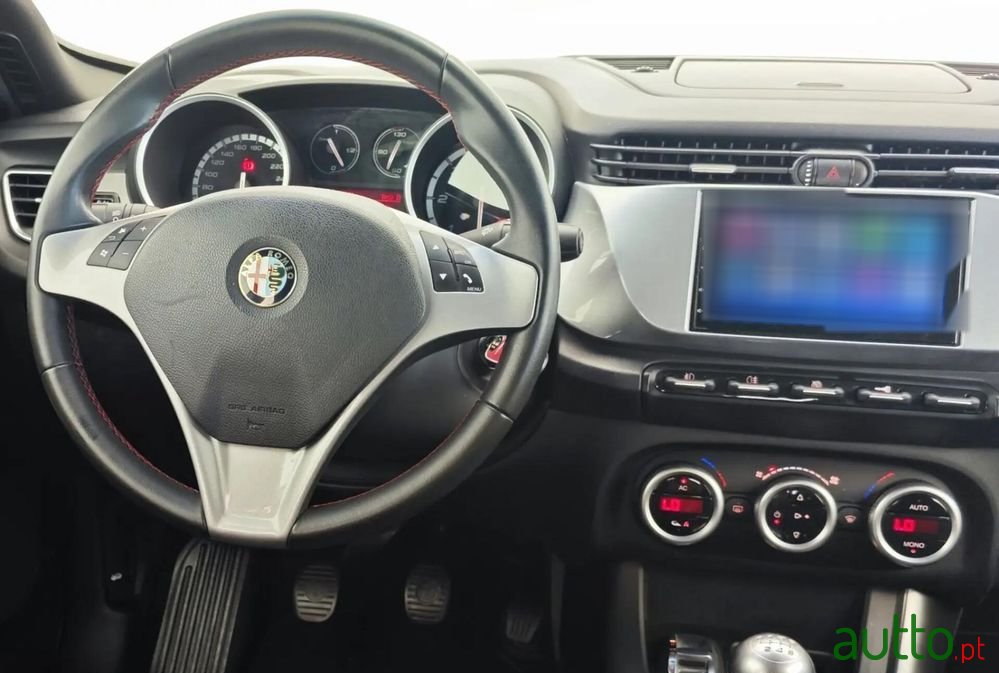 2014' Alfa Romeo Giulietta photo #5
