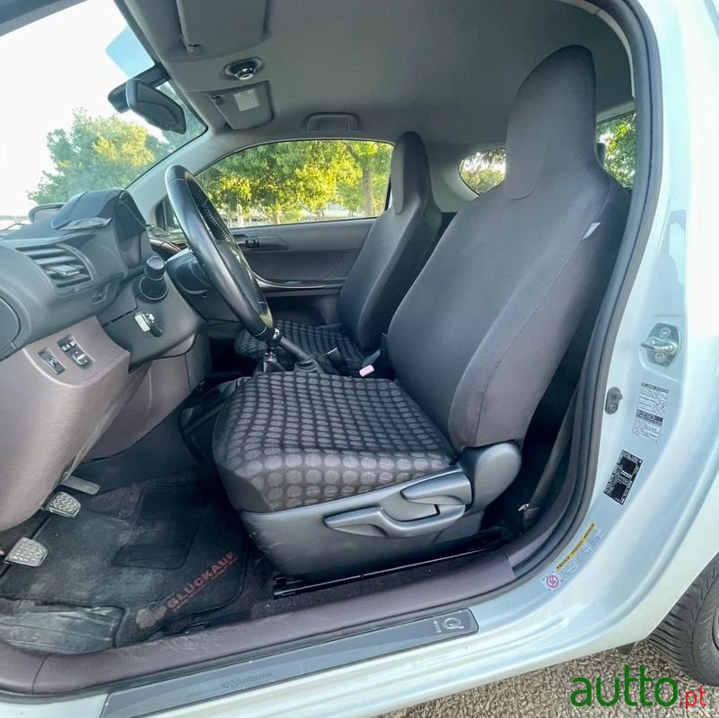 2010' Toyota iQ photo #5