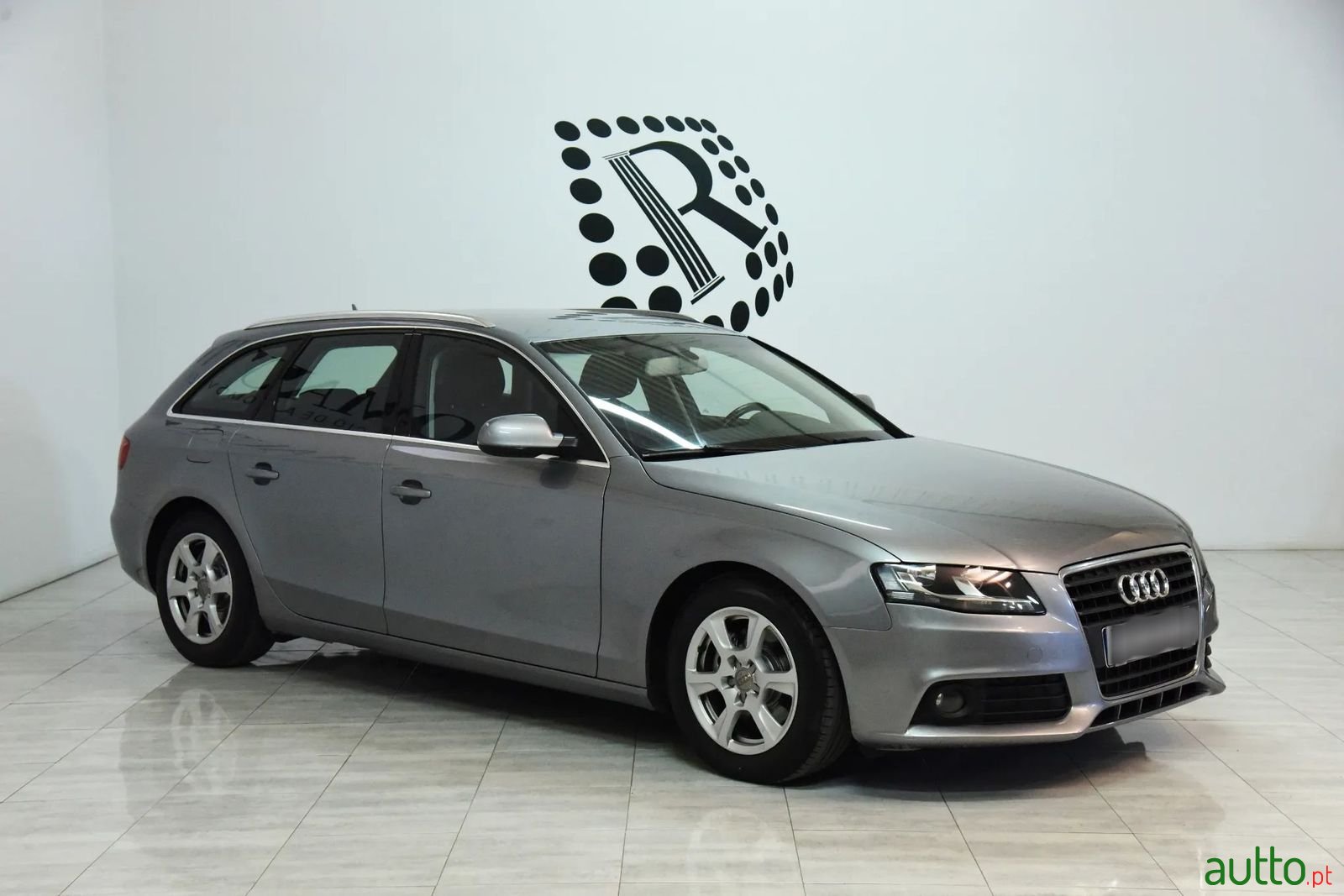2011' Audi A4 Avant photo #4