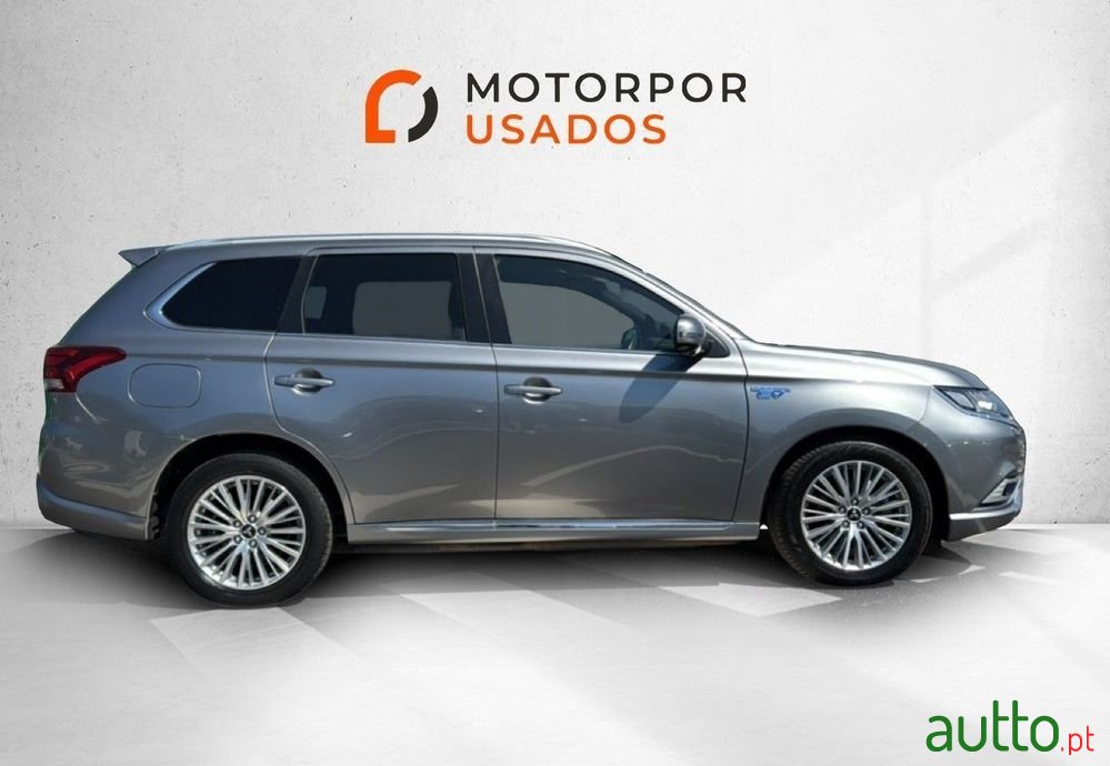 2020' Mitsubishi Outlander photo #4