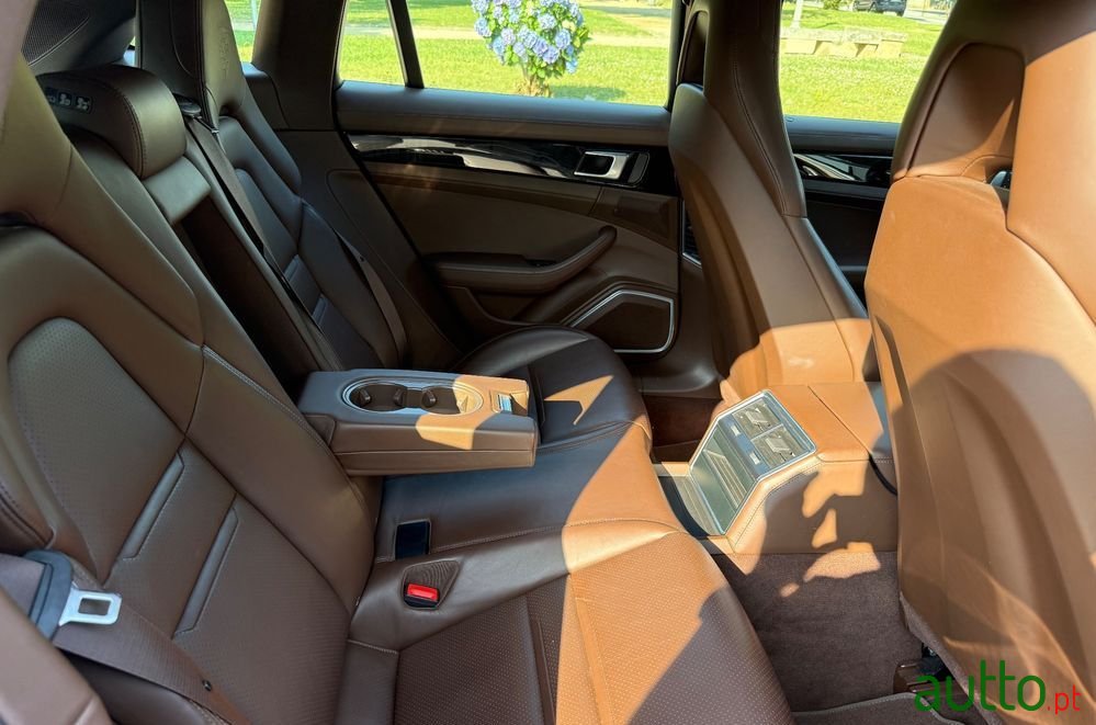 2021' Porsche Panamera Sport Turismo photo #3