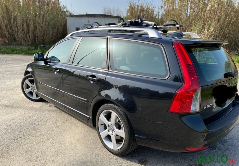 2012' Volvo V50 R Design photo #2