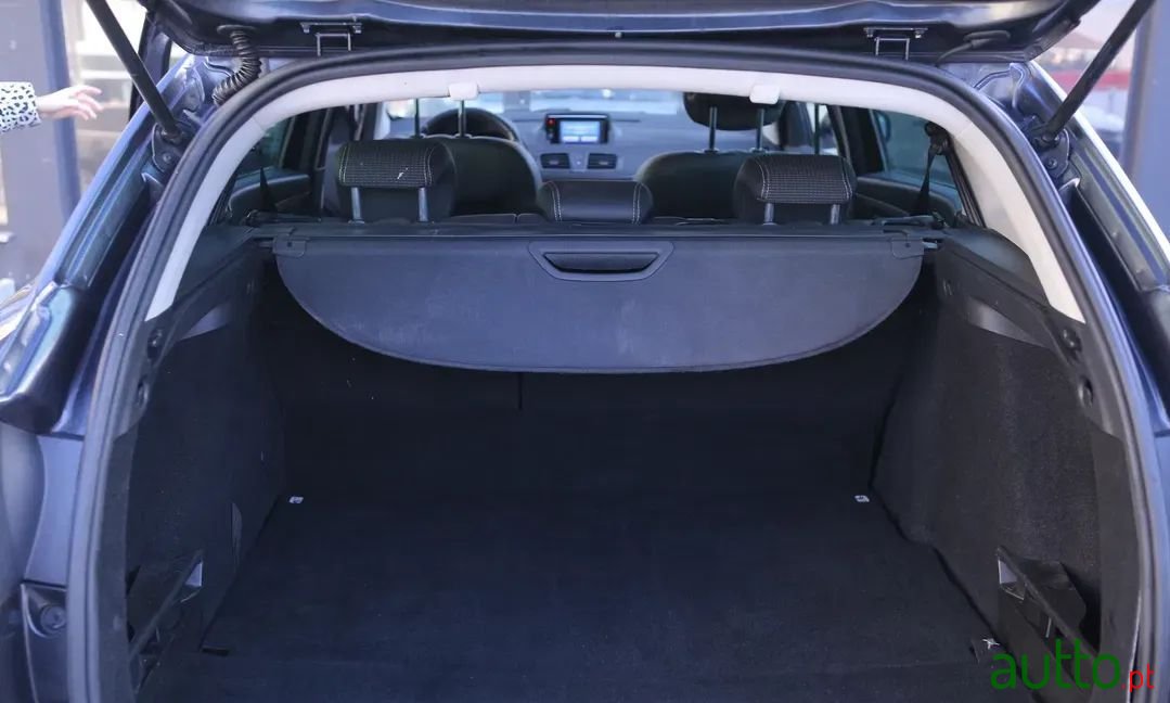 2012' Renault Megane Sport Tourer photo #5