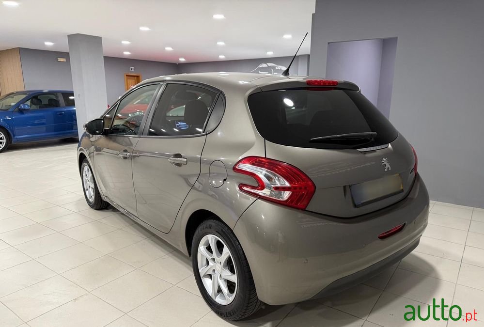 2012' Peugeot 208 1.2 Vti Active photo #3