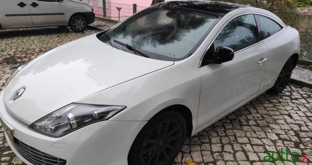 2011' Renault Laguna Coupe photo #3