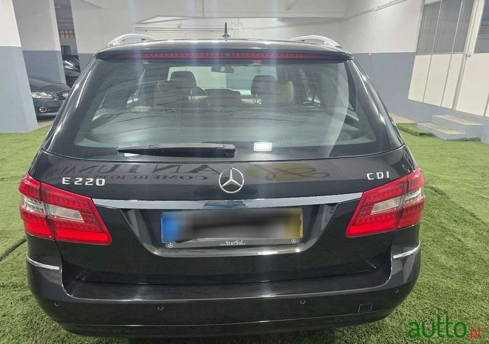 2010' Mercedes-Benz Classe E photo #5