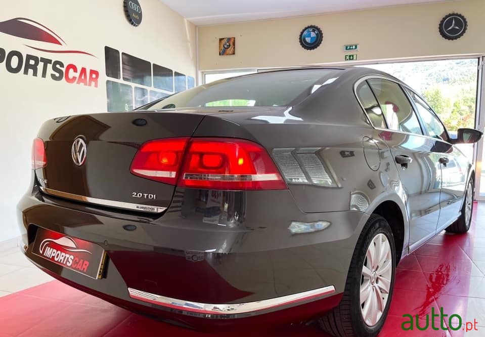 2011' Volkswagen Passat photo #2