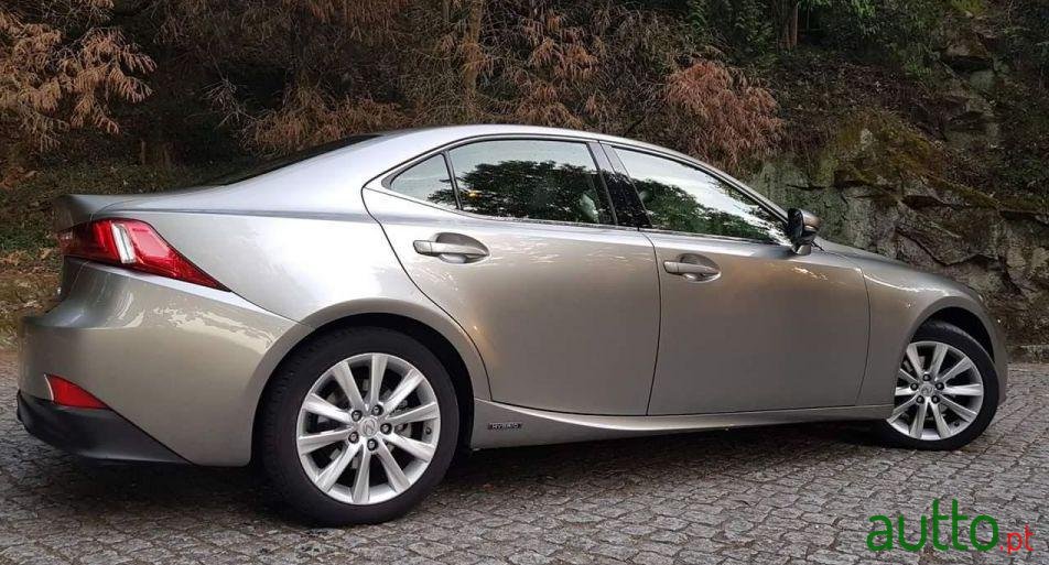 2013' Lexus Is-300H Executive photo #3