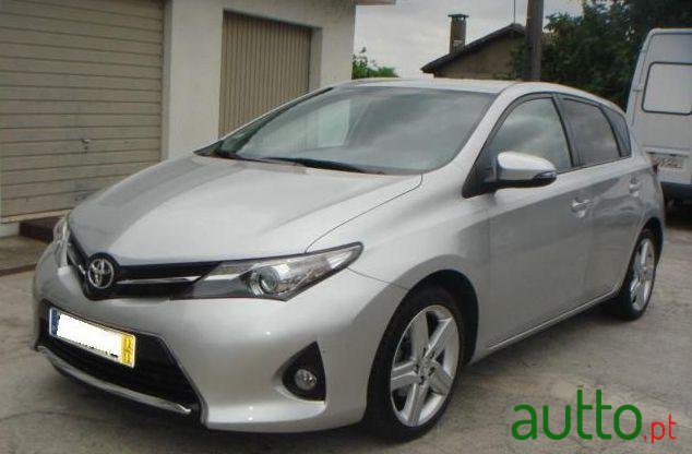 2012' Toyota Auris photo #1