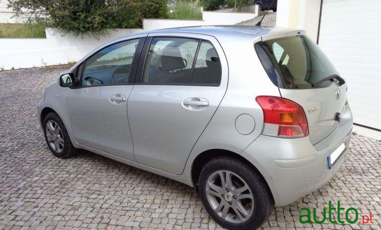 2009' Toyota Yaris photo #3