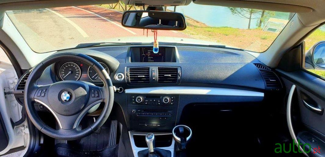 2011' BMW 120 Pack M photo #3