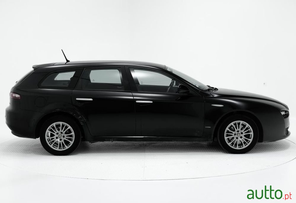 2010' Alfa Romeo 159 Sportwagon photo #2