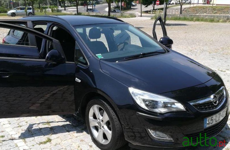 2011' Opel Astra Sports Tourer photo #1