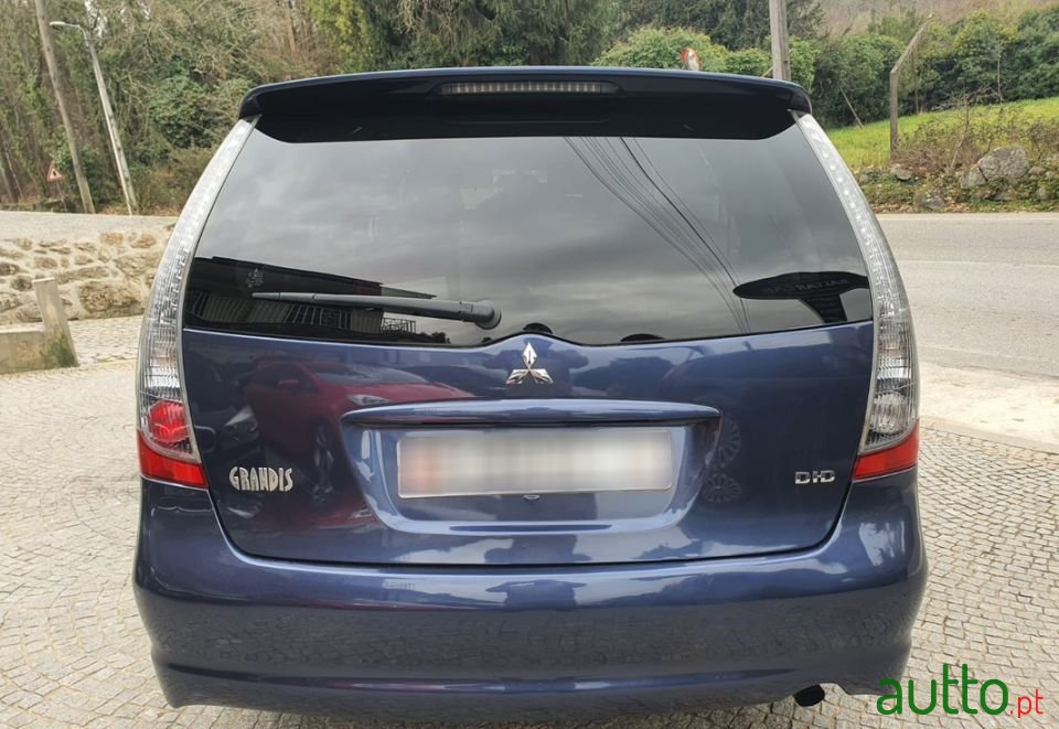 2006' Mitsubishi Grandis photo #4