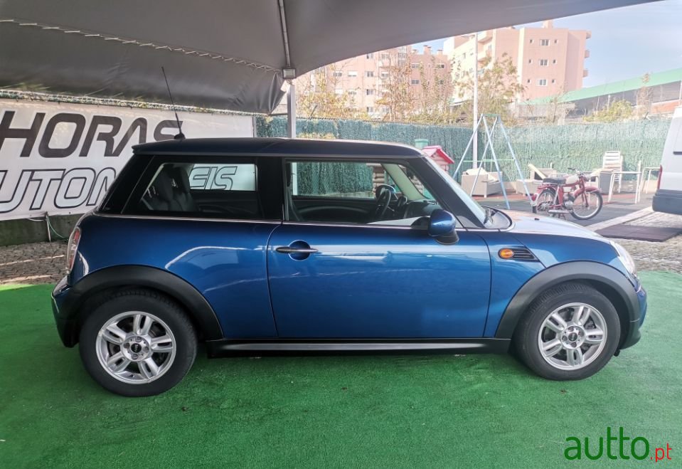 2011' MINI Cooper photo #5