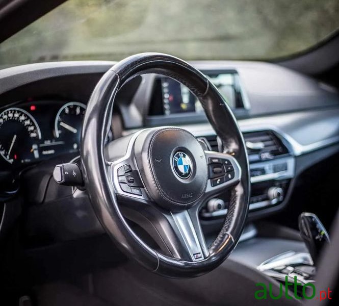2017' BMW Série 5 D Pack M Auto photo #3