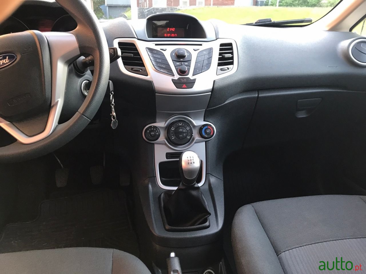 2011' Ford Fiesta photo #4