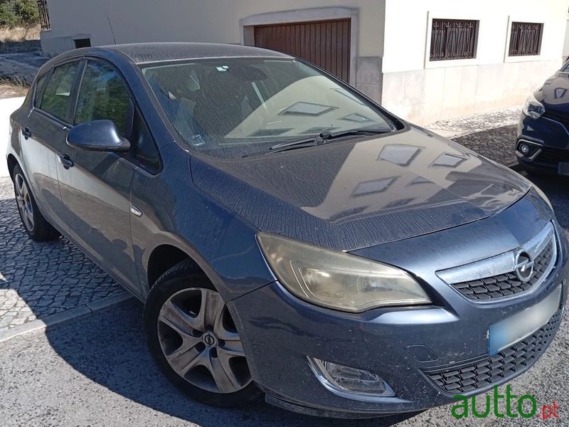 2010' Opel Astra photo #1