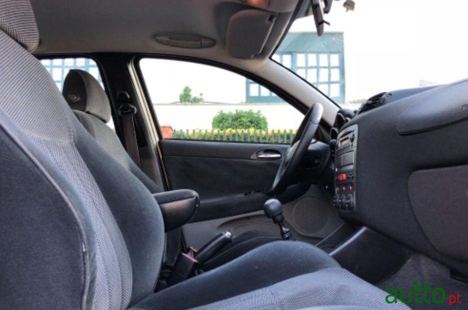 2001' Alfa Romeo 147 1.9 Jtd photo #2