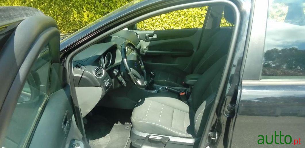 2010' Ford Focus Sw photo #2