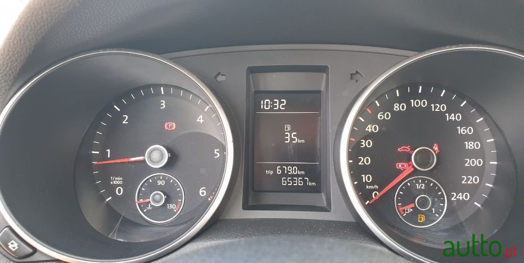 2011' Volkswagen Golf photo #1