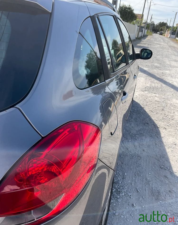 2011' Renault Clio photo #3