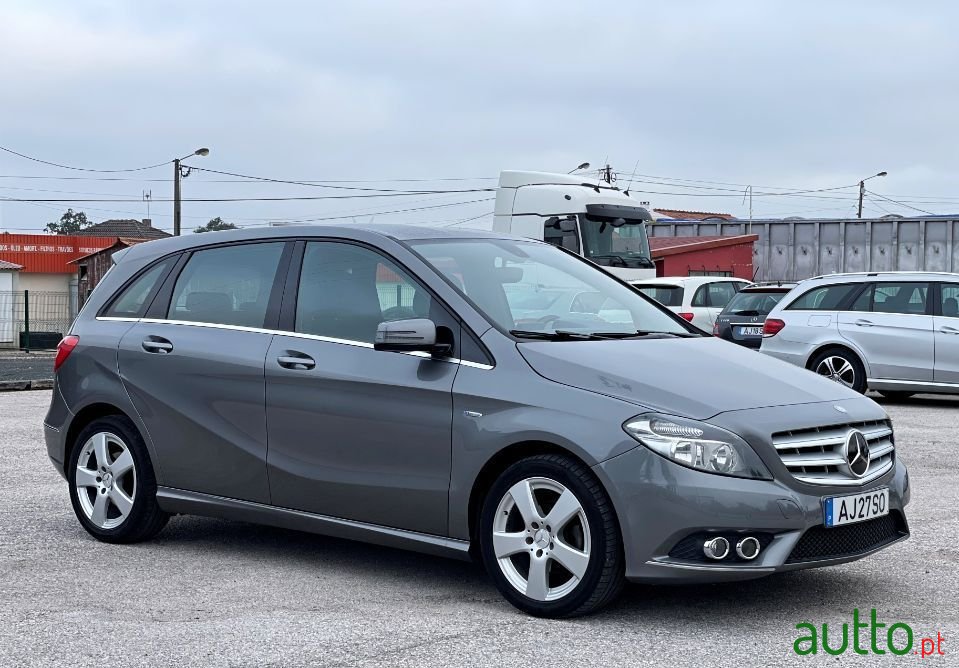 2012' Mercedes-Benz B-180 photo #3