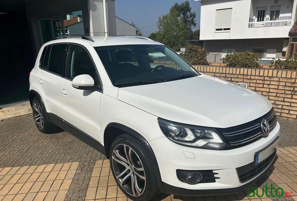 2011' Volkswagen Tiguan photo #2