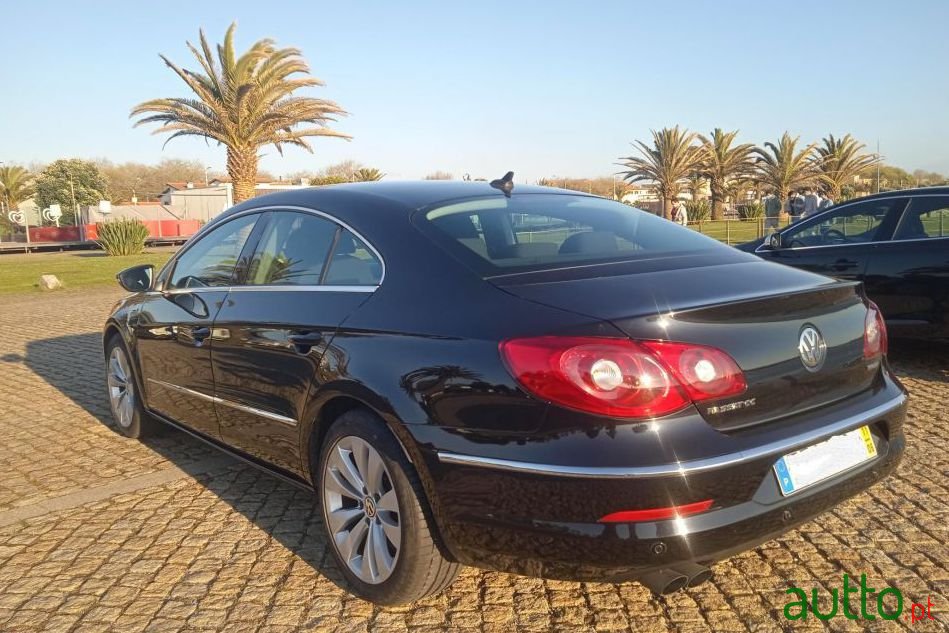 2011' Volkswagen Passat photo #4