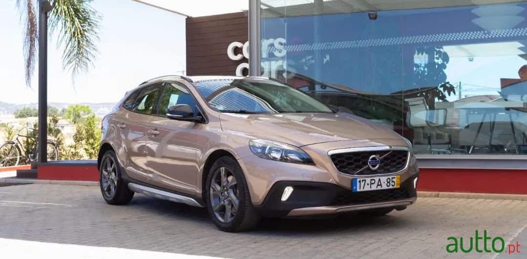 2014' Volvo V40 Cross Country photo #6