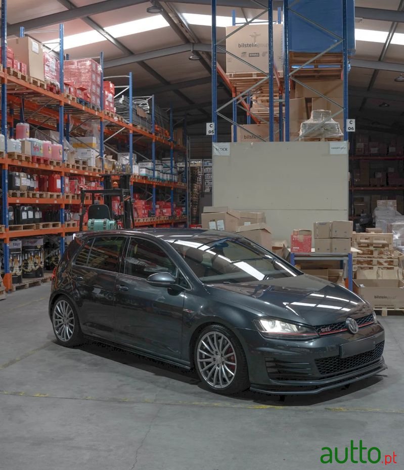 2016' Volkswagen Golf photo #2