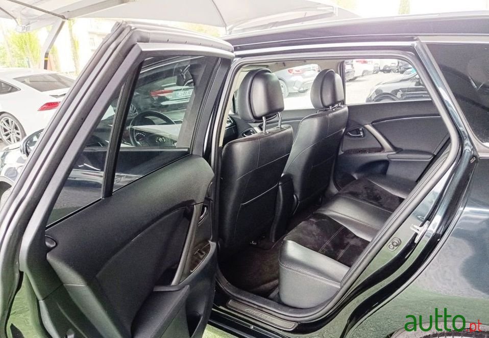 2012' Toyota Avensis Sw photo #5