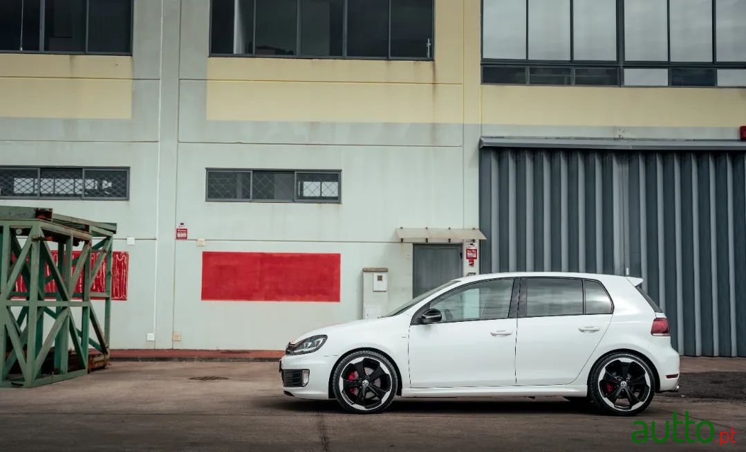 2011' Volkswagen Golf photo #2