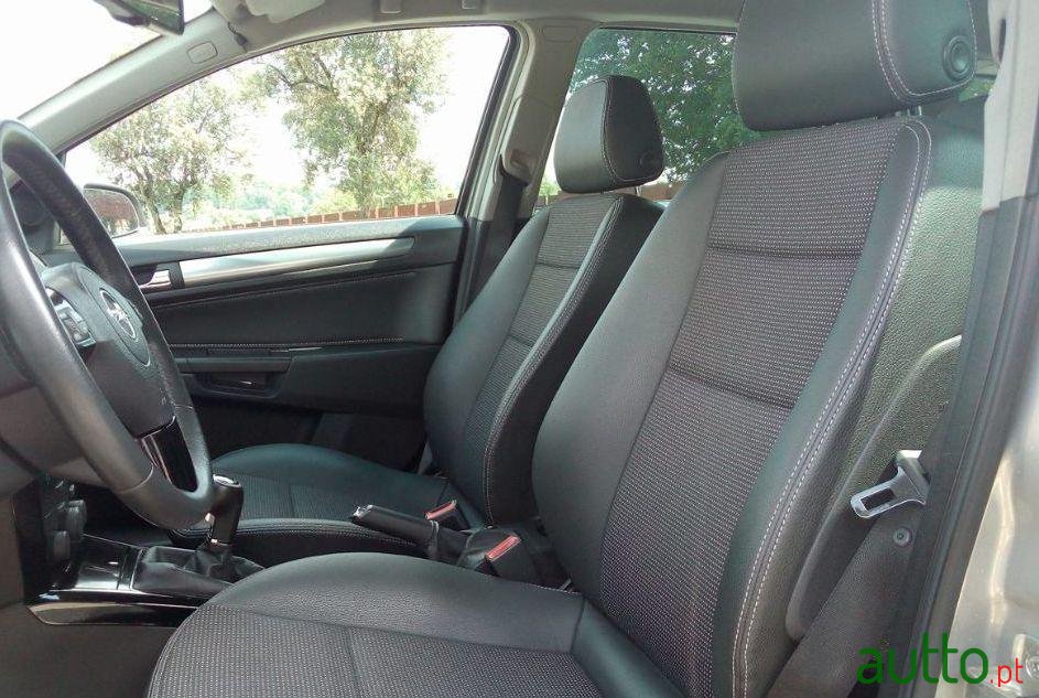 2007' Opel Astra Caravan photo #2