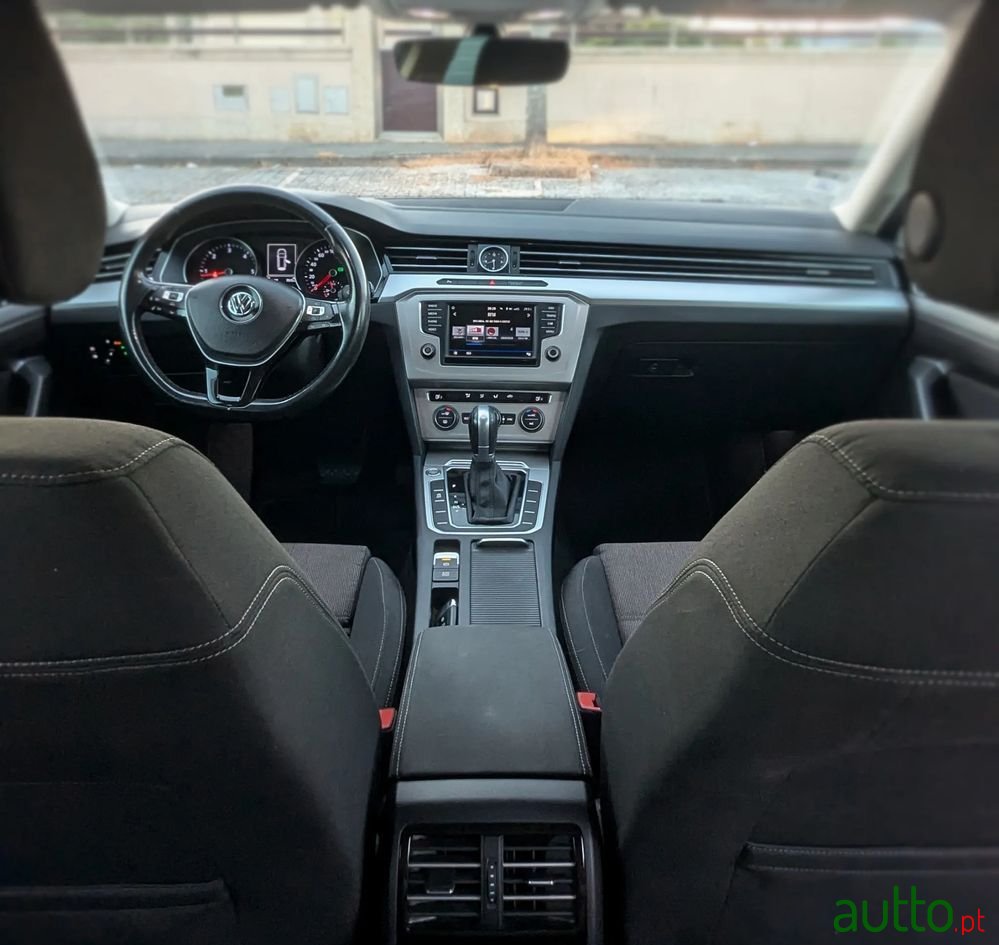 2017' Volkswagen Passat Variant photo #6