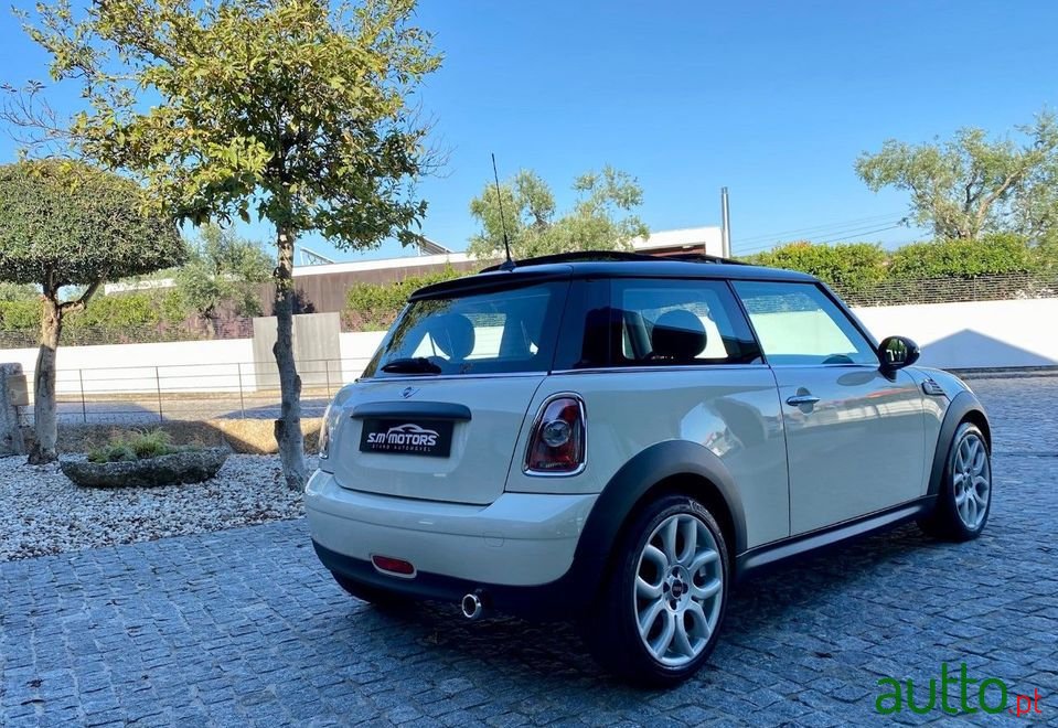 2010' MINI Cooper photo #2