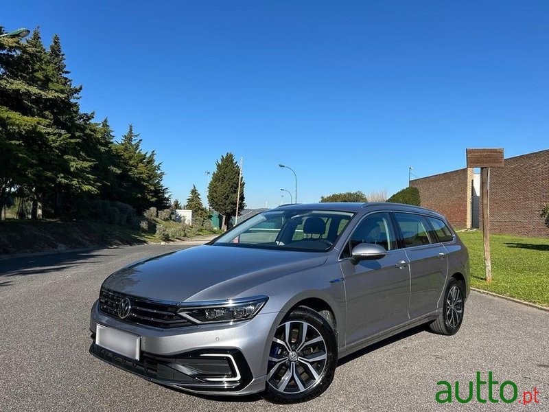 2019' Volkswagen Passat Variant photo #2