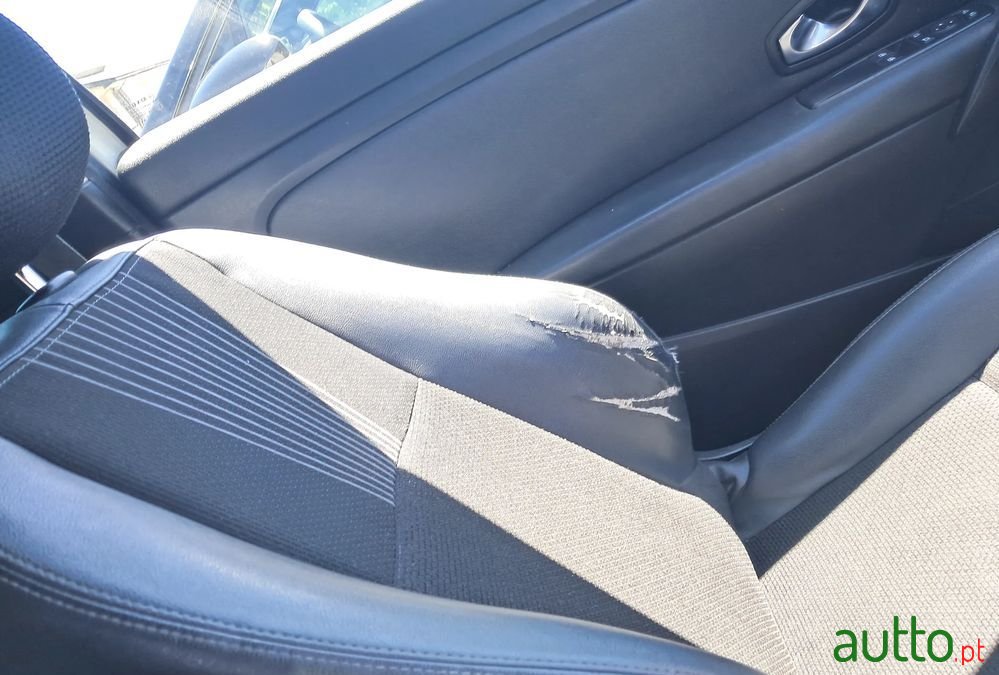 2010' Renault Megane Coupe photo #6